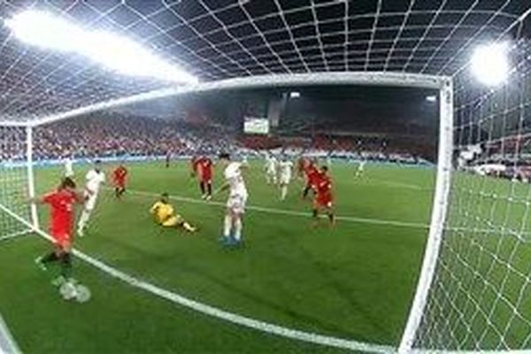 ورود غیر منتظره آبدارچی شبکه ورزش با سینی چای به برنامه پخش زنده + فیلم