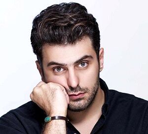 علی ضیا روی آنتن زنده دست یک بانو را گرفت! + عکس