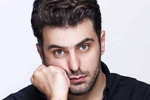 علی ضیا روی آنتن زنده دست یک بانو را گرفت! + عکس