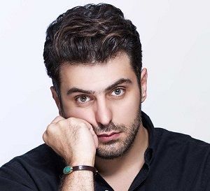 علی ضیا روی آنتن زنده دست یک بانو را گرفت! + عکس