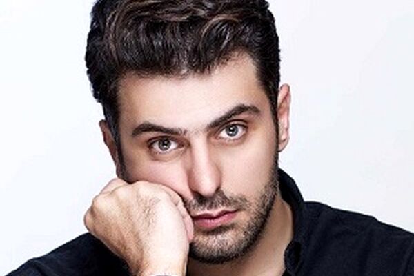 علی ضیا روی آنتن زنده دست یک بانو را گرفت! + عکس