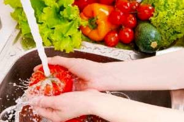 بهترین و راحت‌ترین روش شستن میوه و سبزی