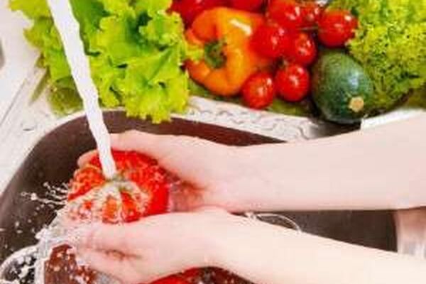 بهترین و راحت‌ترین روش شستن میوه و سبزی