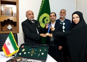 قهرمان تیراندازی جهان مدالش را به موزه آستان قدس رضوی اهدا کرد+عکس
