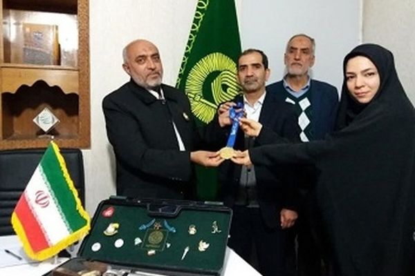 قهرمان تیراندازی جهان مدالش را به موزه آستان قدس رضوی اهدا کرد+عکس