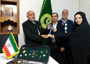 قهرمان تیراندازی جهان مدالش را به موزه آستان قدس رضوی اهدا کرد+عکس