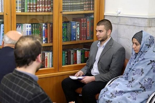 جوان ایتالیایی در حرم مطهر امام رضا(ع) مسلمان شد