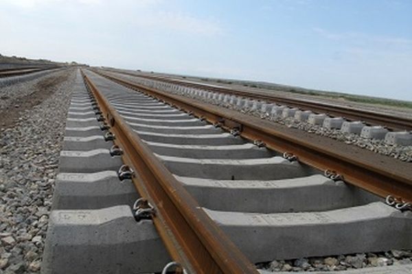 قطار برقی تهران - مشهد پشت دیوار چین