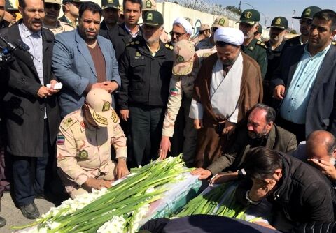 پیکر مطهر ۲ شهید مرزبانی وارد فرودگاه مشهد شد