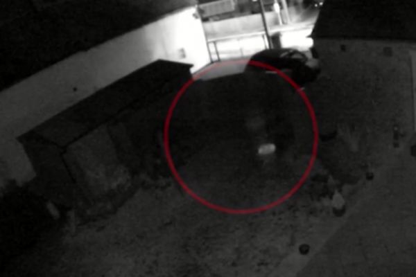 بازی روح یک دختربچه در حیاط تاریک + فیلم حیرت آور