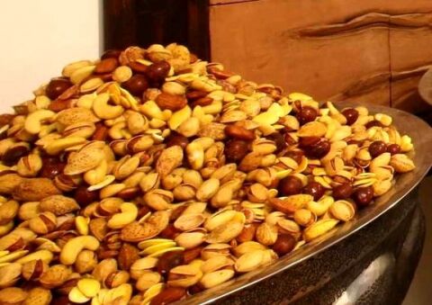 یک مشت آجیل چند؟