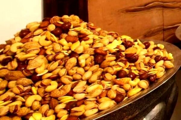 یک مشت آجیل چند؟