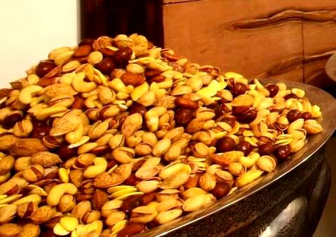 یک مشت آجیل چند؟