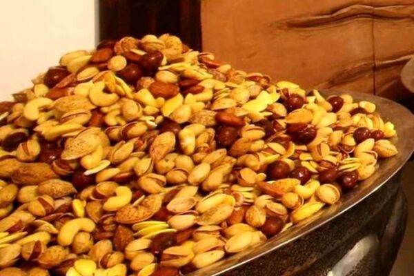 یک مشت آجیل چند؟