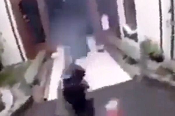فیلم حمله به مسلمانان با چکش و سلاح سرد پس از حمله تروریستی نیوزیلند