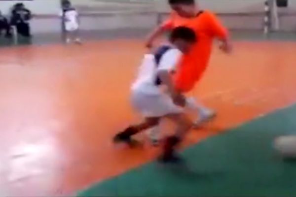 مسی فردای ایران، با پای برهنه!+فیلم