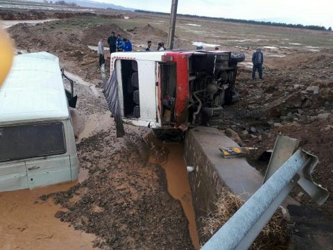 ۵ مصدوم در واژگونی دو مینی‌بوس در محور سلامی خواف