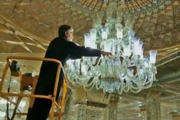 فیلم غبارروبی و گل آرایی حرم مطهر رضوی