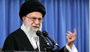 مجاوران و زائران حرم رضوی در انتظار دیدار مقام معظم رهبری؛ لحظه بیعت نزدیک است