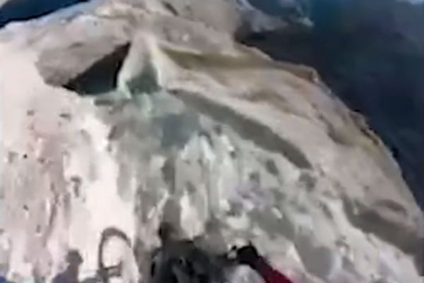 فیلم نفس گیر از دوچرخه سواری جنون آمیز در لبه پرتگاه + فیلم