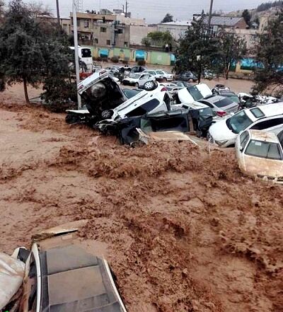 جاری شدن سیل در مسیرهای منتهی به دروازه قرآن شیراز + فیلم