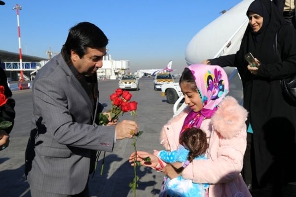 استقبال خاص از زائران حرم رضوی با اجرای سرودی زیبا