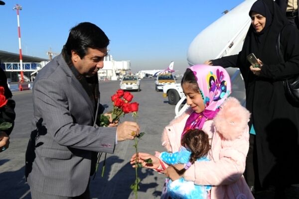 استقبال خاص از زائران حرم رضوی با اجرای سرودی زیبا