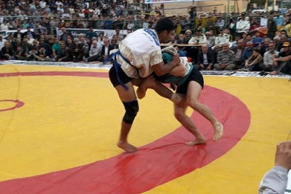 برگزاری مسابقات کشتی با چوخه در فرهادگرد