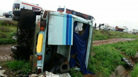 واژگونی مینی بوس در نیشابور 20 مصدوم داشت