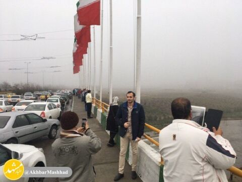 توقف مردم در حاشیه کال چهل بازه مشهد و تماشای سیلاب