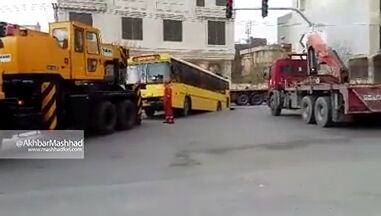 لحظه بیرون کشیدن اتوبوس از داخل گودالی در مشهد