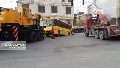 لحظه بیرون کشیدن اتوبوس از داخل گودالی در مشهد