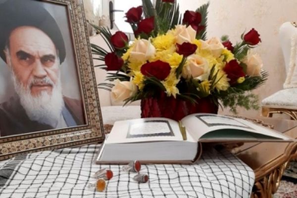 همسر شهید سمایی:دخترم خواب دیده بود رهبر به منزلمان امده اند