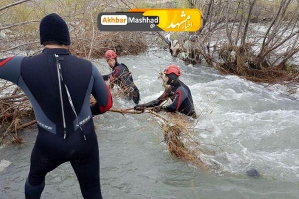 جسم بی جان بانوی میانسال در سیلاب پل پرتویی مشهد پیدا شد