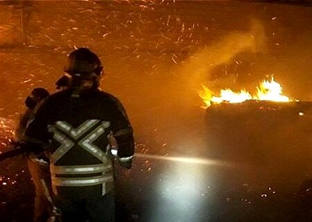 دقایقی قبل کارگاه چوب داخل زندان طعمه حریق شد