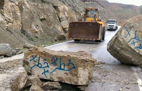 ریزش سنگ های غول پیکر کوه در جاده قوچان+عکس