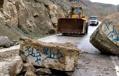 ریزش سنگ های غول پیکر کوه در جاده قوچان+عکس
