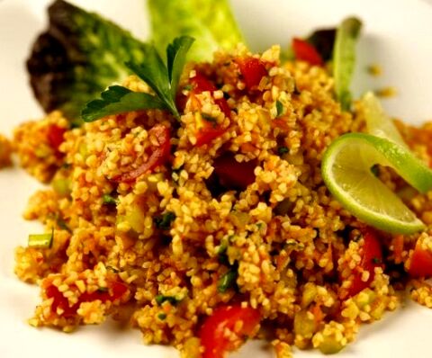 بلغور پلو با سالاد بلغور غذایی متفاوت و فوری + دستور تهیه