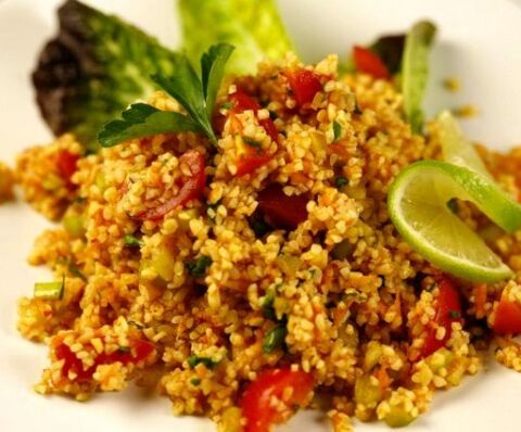 بلغور پلو با سالاد بلغور غذایی متفاوت و فوری + دستور تهیه