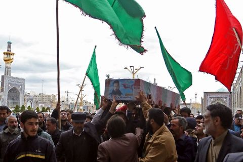 طواف و اقامه نماز برپیکر مطهر شهید مدافع حرم «مجید قربانخانی» معروف به «حر مدافعان حرم» در حرم رضوی