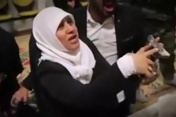 وداع یک مادر با فرزند شهیدش...