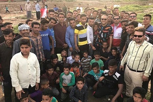 رامبد جوان در کنار مردم مناطق سیل زده خوزستان+عکس