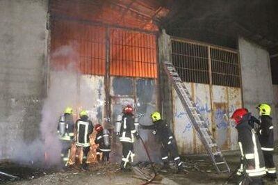 یک کارگاه تولیدی مبل در مشهد آتش گرفت