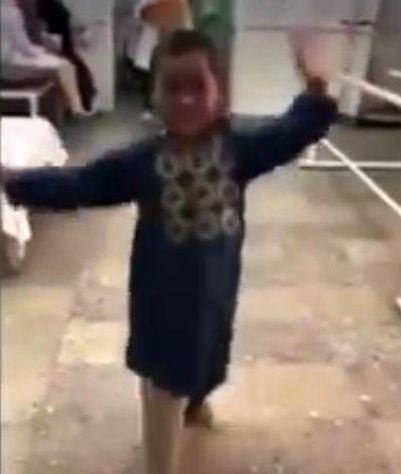رقص و شادی کودک افغانستانی پس از دریافت پای مصنوعی