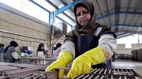 دستمزدهای زنان کارگر باید با مردان کارگر برابر باشد