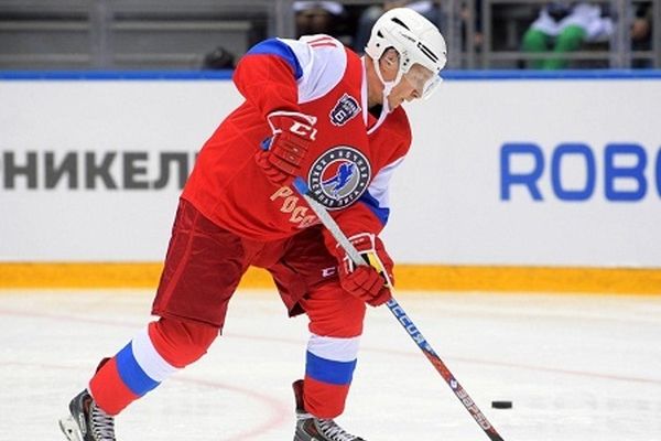 زمین خوردن «پوتين» پس از بازی هاکی