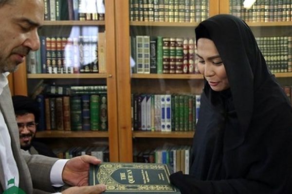 بانوی بودایی در حرم مطهر حضرت امام رضا (ع) مسلمان شد