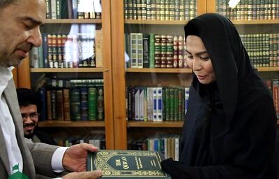 بانوی بودایی در حرم مطهر حضرت امام رضا (ع) مسلمان شد