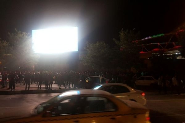 ازدحام جمعیت پشت درب استادیوم امام رضا