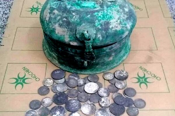 صندوقچه حاوی 60 سکه قدیمی در فریمان کشف شد+ عکس